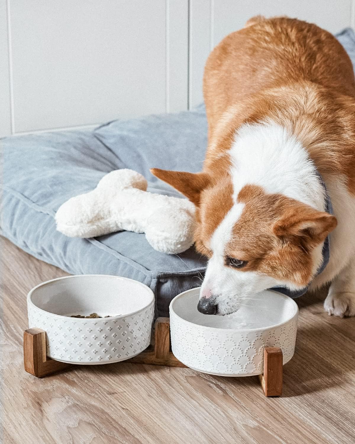 DISHCOM Dog Bowl Set with Acacia Wood Stand – 1.5 Cup Ceramic Puppy Bowls for Small Dogs, Dual Food & Water Bowls with Non-Slip Base